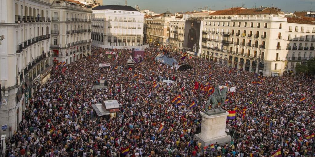 La falsa playa bajo el pavés español / Pedro A. García&nbsp;Bilbao